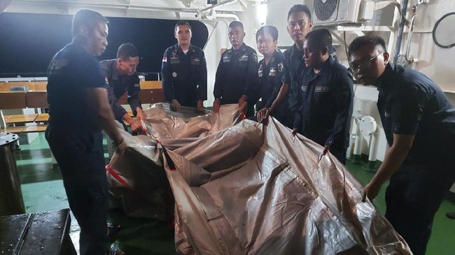 Petugas Direktorat Jenderal Perhubungan Laut Kemenhub menemukan barang yang diduga merupakan tangga darurat di pintu pesawat SJ 182.
