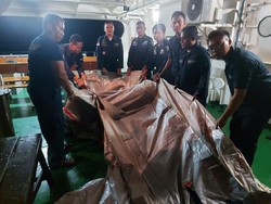 Kapal Kemenhub Temukan Benda Diduga Seluncur Darurat Sriwijaya Air
