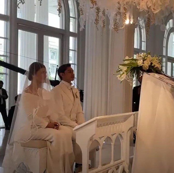 <p>Pendeta memberikan nasihat pada keduanya, pasangan ini pun duduk dan khusyuk mendengarkan. (Foto: YouTube Felicya Angellista)</p>