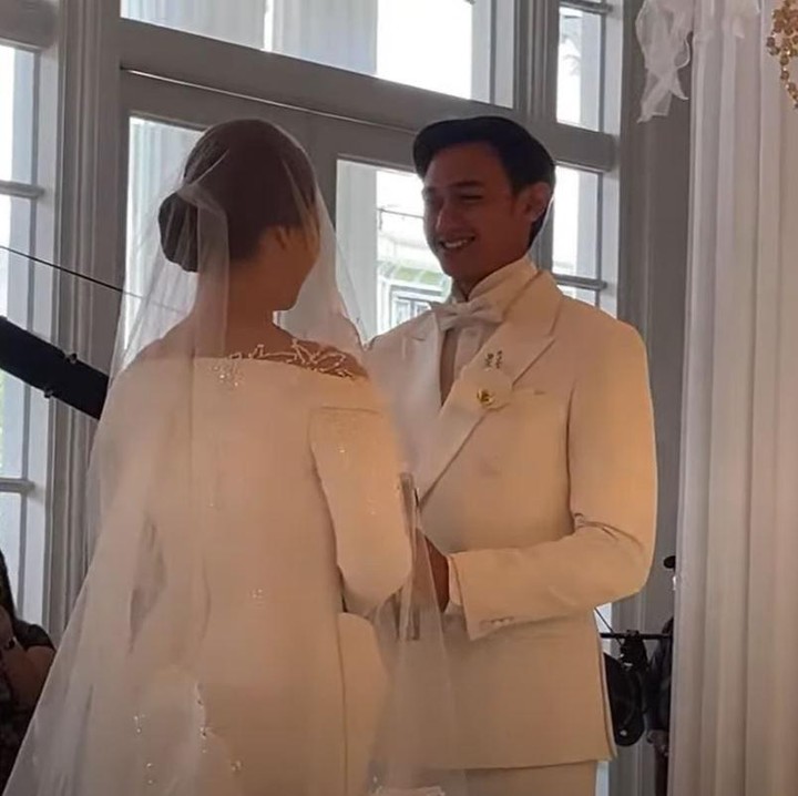 <p>Momen keduanya saat mengucapkan janji pernikahan, manis dan penuh haru sekali ya, Bunda. (Foto: YouTube Felicya Angellista)</p>