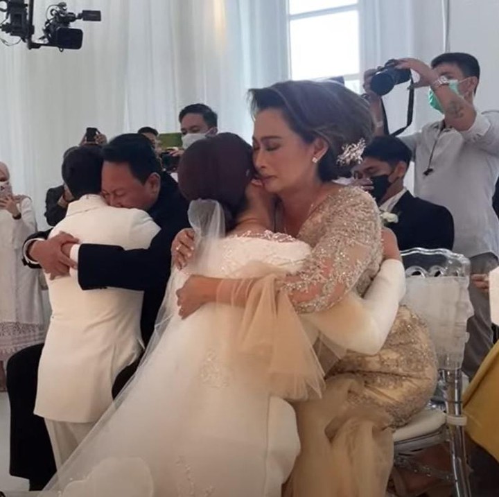 <p>Prosesi sungkeman yang sangat mengharukan, baik Hito dan Felicya, serta kedua orang tua mereka sampai berurai air mata. (Foto: YouTube Felicya Angellista)</p>