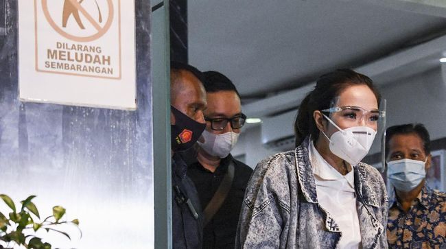Artis Gisel Anastasia mengungkapkan reaksi sang ibu saat kali pertama mengetahui kasus video porno yang membelitnya.