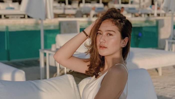 7 Pesona Salshabilla Adriani Saat Traveling di Alam Terbuka