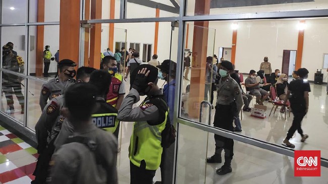 Sriwijaya Air Hilang, Keluarga Berkumpul di Bandara Pontianak Keluarga penumpang Sriwijaya Air SJ 182 rute Jakarta-Pontianak mulai berkumpul di Bandara Supadio, Pontianak, Kalimantan Barat.