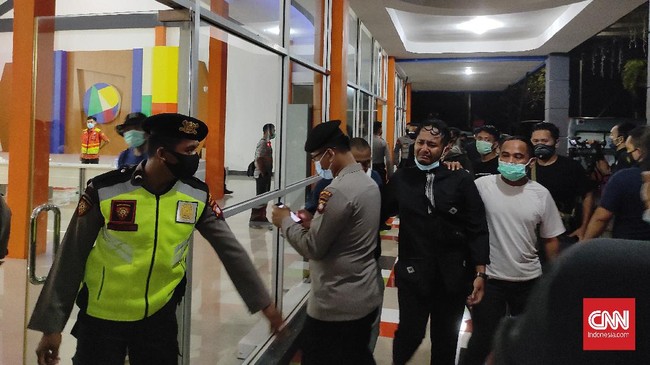 Sejumlah orang mulai menunggu kepastian, karena informasi belum disampaikan oleh otoritas terkait SJ182 yang hilang kontak.