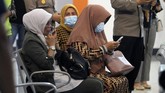 FOTO: Asa Keluarga Korban Menanti Kabar Sriwijaya Air SJ 182 Suasana cemas namun masih berharap sebuah kejadian menyelimuti para keluarga korban pesawat jatuh Sriwijaya Air SJ 182.