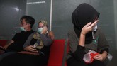 FOTO: Asa Keluarga Korban Menanti Kabar Sriwijaya Air SJ 182 Suasana cemas namun masih berharap sebuah kejadian menyelimuti para keluarga korban pesawat jatuh Sriwijaya Air SJ 182.