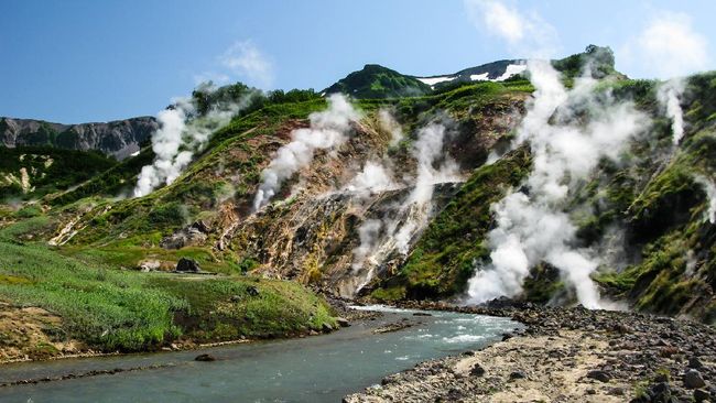 Di Rusia ada lembah indah yang nampak berasap sepanjang tahun, bernama Valley of Geyser.