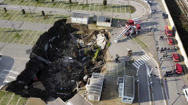 Sebuah lubang pembuangan (sinkhole) raksasa tiba-tiba terbuka dan menelan tiga mobil yang tengah terparkir di rumah sakit Yerusalem.