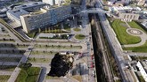 FOTO: Lubang Seluas 2 Km Menganga di Halaman RS Italia Sebuah lubang seluas 2 kilometer menganga di halaman RS di Italia yang menjadi tempat perawatan pasien Covid-19.