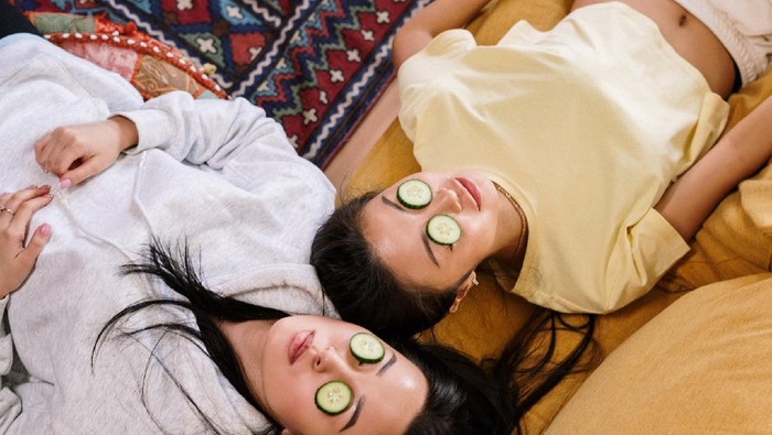 Mata Bengkak Karena Menangis? Coba 5 Pengobatan Rumahan Ini