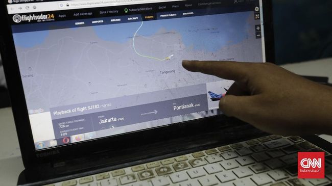 SJ182 Hilang Kontak, Puing dan Celana Terjaring di Pulau Laki Warga Pulau Laki beramai-ramai terjun ke perairan Pulau Laki seiring kabar hilang kontak Pesawat Sriwijaya Air SJ182 pada siang ini.