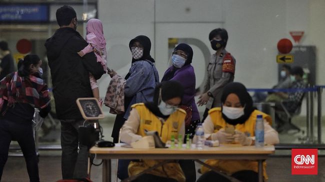 Doa Keluarga Korban Sriwijaya Air: Semoga Ada Mukjizat Keluarga korban menunggu kabar sanak saudaranya yang tercatat sebagai penumpang Sriwijaya Air SJ 182 yang jatuh di perairan Pulau Seribu, Jakarta.