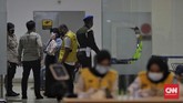 FOTO: Asa Keluarga Korban Menanti Kabar Sriwijaya Air SJ 182 Suasana cemas namun masih berharap sebuah kejadian menyelimuti para keluarga korban pesawat jatuh Sriwijaya Air SJ 182.