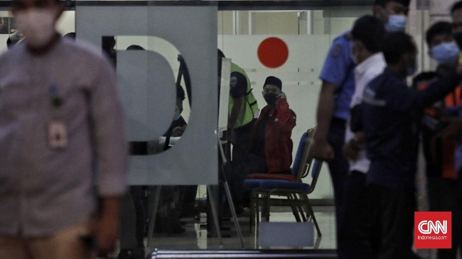 FOTO: Asa Keluarga Korban Menanti Kabar Sriwijaya Air SJ 182