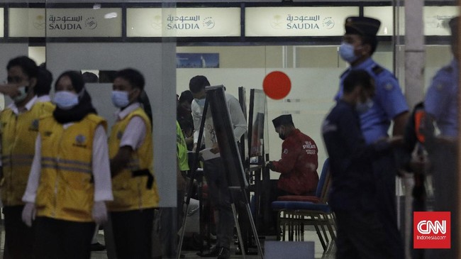 Tiga anggota keluarga personel TNI AU terdaftar sebagai penumpang pesawat Sriwijaya Air SJ 182 yang jatuh di perairan Kepulauan Seribu, Jakarta.