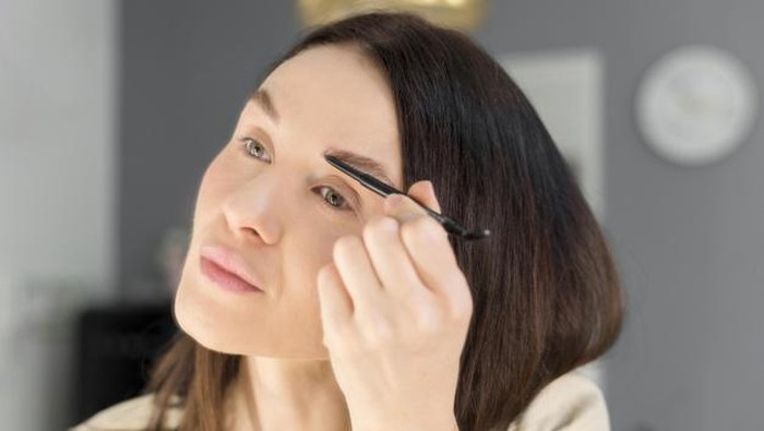6 Rekomendasi Eyebrow 3 in 1 untuk Alis Cetar dan Tahan Lama!