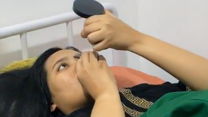 Videonya Viral, Ini Rahasia Ibu yang Melahirkan Santai Sambil Makeup
