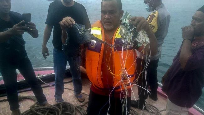 Warga Pulau Seribu mengaku mendengar ledakan dua kali dan menemukan sejumlah barang di tengah laut.