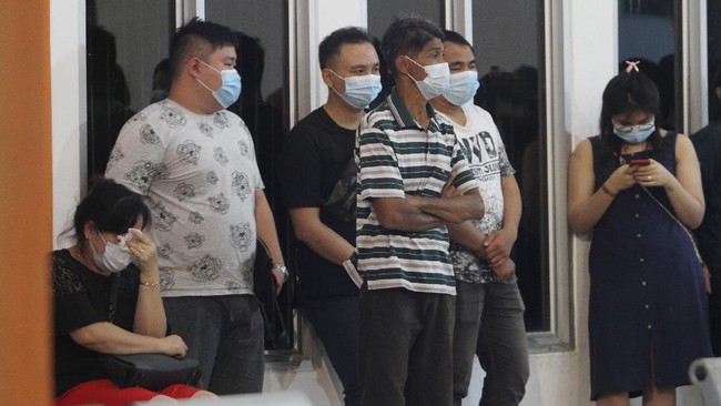 Tangis Yaman pecah ketika mendapat kabar bahwa istri dan ketiga buah hatinya berada di dalam pesawat yang jatuh di perairan Kepulauan Seribu tersebut.