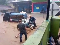 Banjir di Cimanggung Sumedang, Kendaraan Terseret Arus dan Rumah Warga Terendam