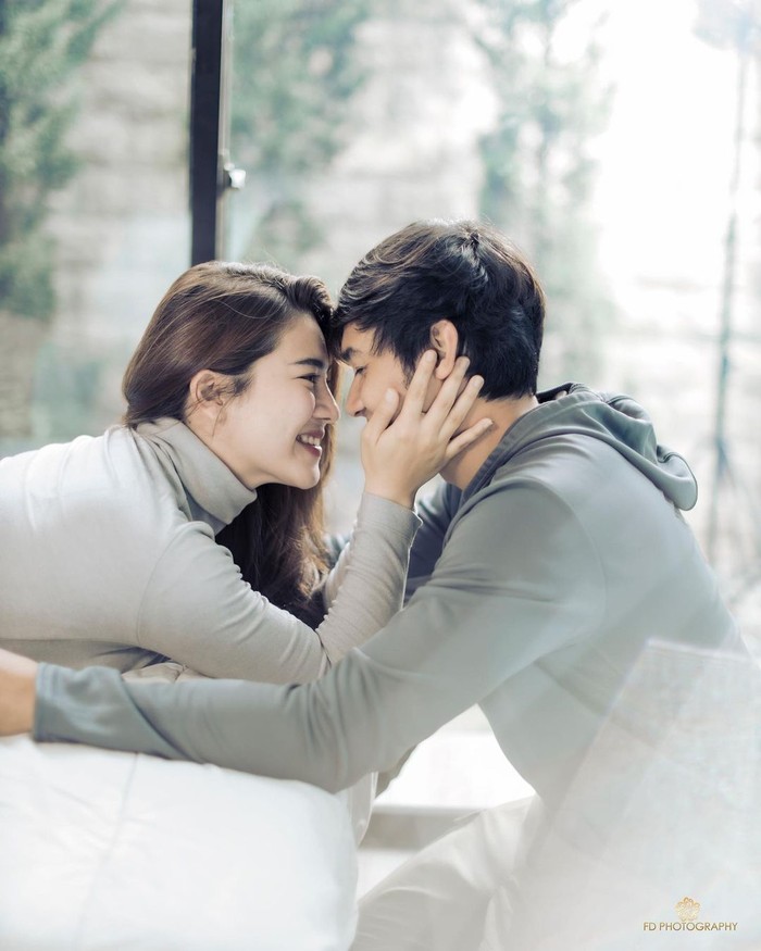 Last but not least, buat kamu yang suka dengan konsep simpel dan sederhana inspirasi foto prewedding Feli-Hito yang satu ini bisa jadi referensi kamu, Ladies. Kamu bisa memakai busana couple dengan pasangan. Cukup pose yang romantis dan tak perlu background berlebih, foto prewedding pun bisa kamu dapatkan (Foto: instagram.com/felicyangelista_).
