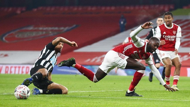 Manchester United dan Arsenal kompak melangkah ke babak keempat Piala FA usai mengalahkan lawan masing-masing pada Sabtu (9/1) waktu setempat.