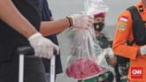 FOTO: Temuan Barang Penumpang dan Puing Sriwijaya SJ 182 Tim pencarian gabungan sejumlah unsur mulai menemukan puing pesawat Sriwijaya Air SJ 182 sehari setelah dinyatakan jatuh pada Sabtu (9/1).
