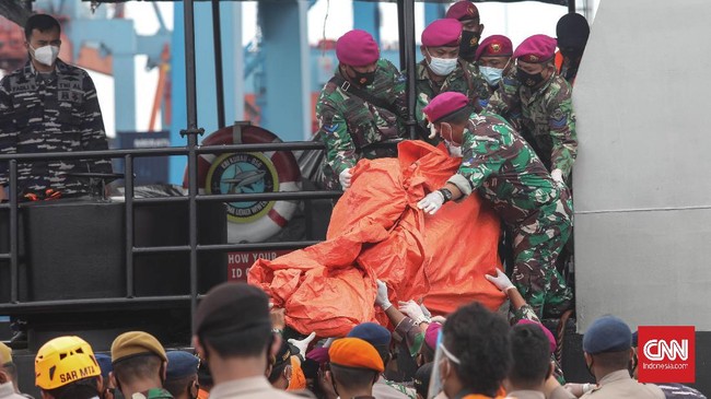 RS Polri Kramatjati menyiapkan hotline center di 081235039292. Hotline center beroperasi 24 jam melayani keluarga korban pesawat jatuh Sriwijaya Air SJ 182.