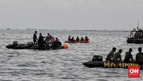Cuaca Belum Kondusif, Penyelam Bersiaga di Perahu Karet