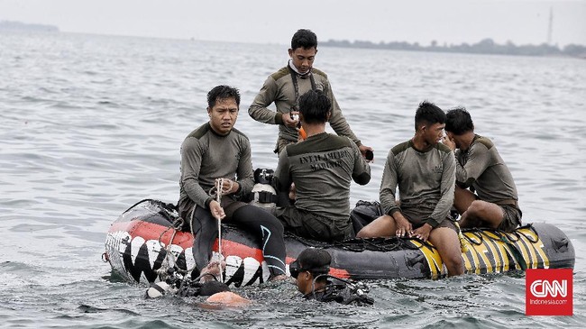 Tak mudah jadi bagian tim penyelam evakuasi pesawat jatuh di perairan, karena mempertaruhkan nyawa akibat hambatan alam serta faktor emosi.