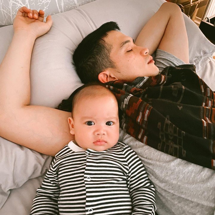 <p>6. Walaupun dipotret dengan mata melotot seperti ini, baby Athar tetap terlihat lucu ya, Bunda? (Foto: Instagram @@citraciki.dll)</p>