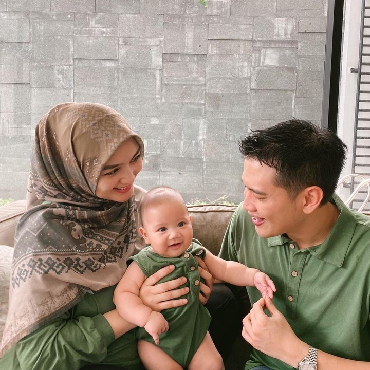 <p>1. Pasangan selebriti Citra Kirana dan Rezky Adhitya tengah menikmati peran baru sebagai orang tua buah hati mereka, Keene Atharrazaka Adhitya. (Foto: Instagram @@citraciki.dll)</p>