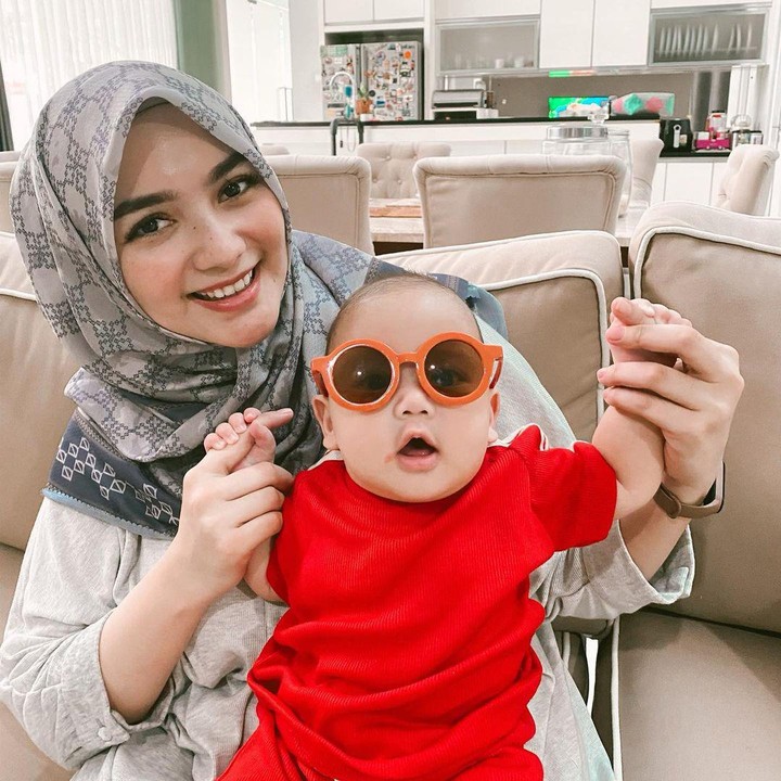 <p>4. Seperti sang ayah, baby Athar juga suka pakai kacamata nih, Bunda. "My happy baby yang suka banget pake kacamata kaya papa nyaa," tulis Citra Kirana dalam akun Instagramnya. (Foto: Instagram @@citraciki.dll)</p>