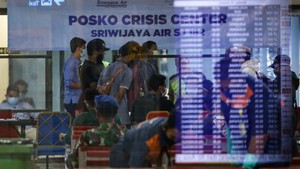 FOTO: Asa Keluarga Korban Menanti Kabar Sriwijaya Air SJ 182