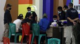 FOTO: Asa Keluarga Korban Menanti Kabar Sriwijaya Air SJ 182 Suasana cemas namun masih berharap sebuah kejadian menyelimuti para keluarga korban pesawat jatuh Sriwijaya Air SJ 182.
