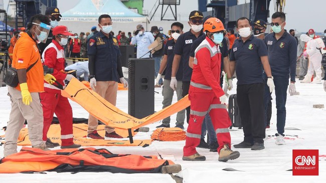 Komandan DVI RS Polri Kramat Jati Hery Wijatmoko mengatakan keluarga Sriwijaya Air SJ182 tak perlu ke Jakarta untuk membantu proses identifikasi korban.