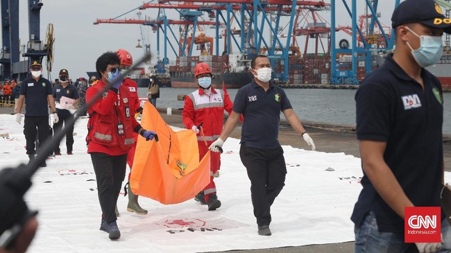 Keluarga pilot Sriwijaya Air SJ 182 menyambangi RS Polri, Kramat Jati untuk keperluan pengambilan sampel darah.