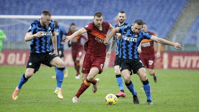 AS Roma bermain imbang 2-2 dengan Inter Milan di Stadion Olimpico, Roma, Minggu (10/1) malam waktu Indonesia.