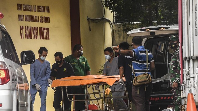 Sebanyak 18 sampel DNA dari pihak keluarga telah diambil guna proses identifikasi korban jatuhnya pesawat Sriwijaya Air SJ 182.