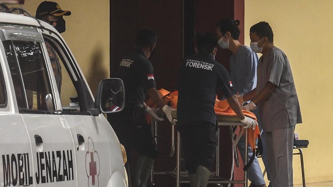 Kepolisian mengidentifikasi tiga dari 10 korban tewas dalam kecelakaan maut truk tangki Pertamina di Jalan Alternatif Cibubur.