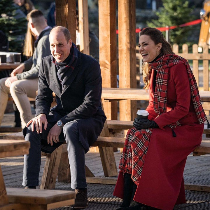 <p>Untuk memperingati hari istimewa tersebut, anggota keluarga kerajaan memberi penghormatan padanya, lho. Bahkan, Ratu Elizabeth dan Pangeran Philips, serta Pangeran Charles bersama Duchess Camilla pun ikut mengucapkan selamat kepada Kate Middleton melalui postingan di akun Instagram mereka. (Foto: Instagram @theroyalfamily)</p>