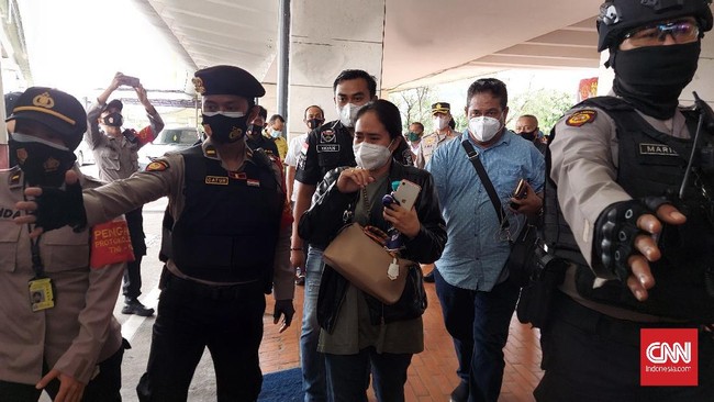 Empat anggota keluarga korban Sriwijaya Air SJ 182 menyambangi posko Ante Mortem RS Polri Kramatjati untuk memberikan data dalam rangka identifikasi korban.