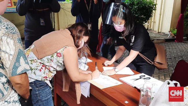 Keluarga dari kopilot Sriwijaya SJ182 menyerahkan sejumlah data dan barang antemortem ke posko yang berada di RS Polri, Kramat Jati, Jakarta Timur.