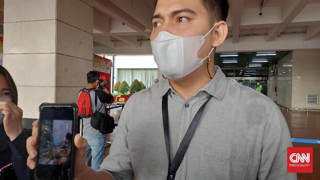 Dua keluarga korban kecelakaan Sriwijaya Air SJ 182 mendatangi posko crisis center di Terminal 2D Bandara Internasional Soekarno-Hatta, Minggu (10/1) pagi.