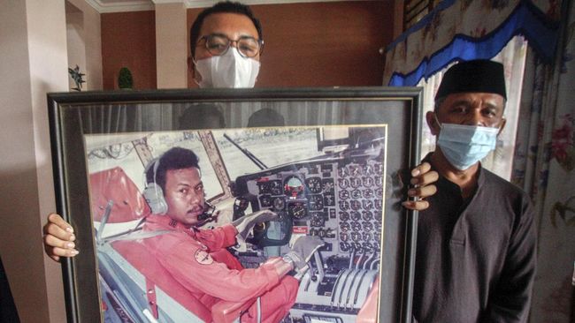 Tim DVI Mabes Polri mengidentifikasi jasad pilot Sriwijaya Air SJ 182 rute Jakarta-Pontianak yang jatuh di Kepulauan Seribu, Kapten Afwan.