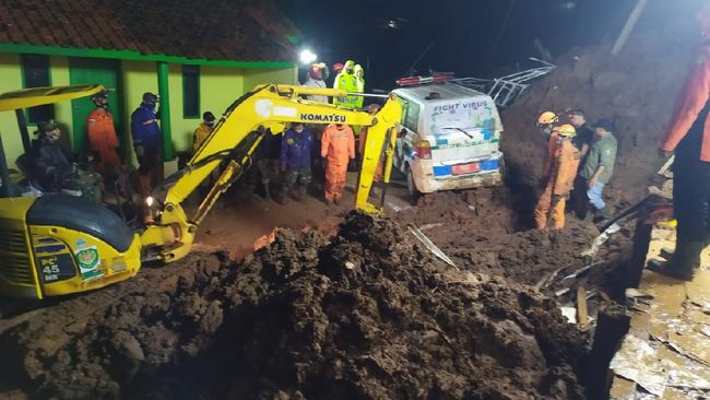 Longsor Sumedang, Kantor SAR Catat 8 Orang Belum Ditemukan Kantor SAR Bandung mencatat ada 8 orang warga yang tertimbun longsor dan belum ditemukan. Saat ini yang sudah ditemukan 11 orang korban tewas.