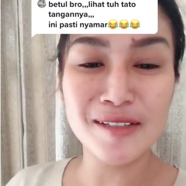 Lihat Ibunda Salat Sendirian, Cewek Bertato Ini Pilih Pindah Agama