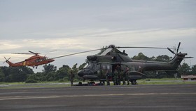 Dicat Merah, Heli Presiden Kibar Bendera Raksasa 17 Agustus