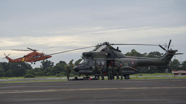 TNI AU menyiapkan dua helikopter untuk mengevakuasi korban Sriwijaya Air SJ 182 yang jatuh di Kepulauan Seribu, Jakarta, Sabtu (9/1).